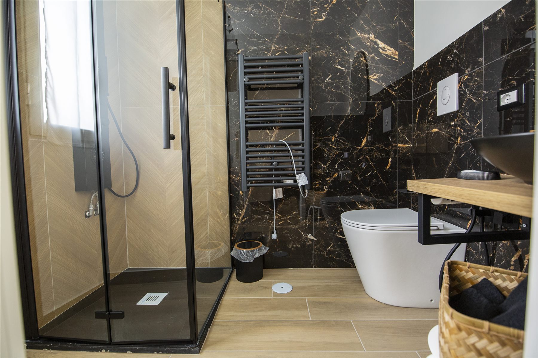 Bagno della Black Forest con doccia e vasca