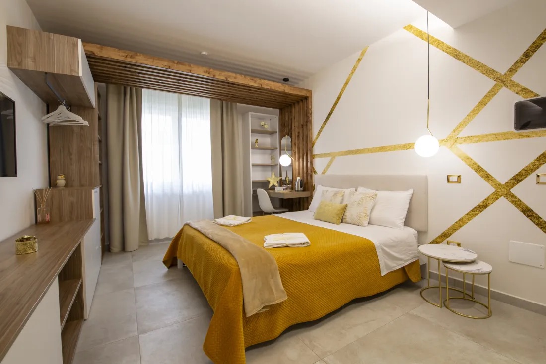 Camera Golden Sahara con letto matrimoniale e dettagli dorati
